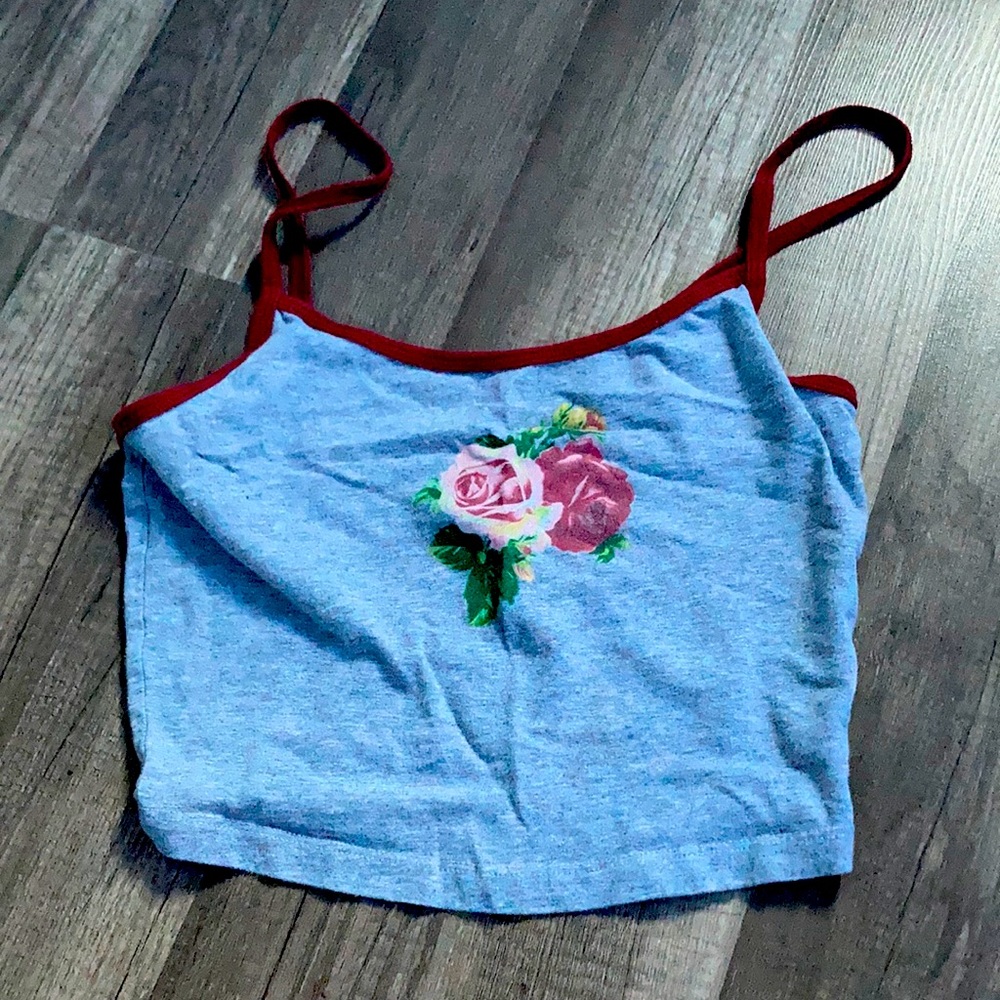 i’m selling this crop top. size medium, with very pretty design!
